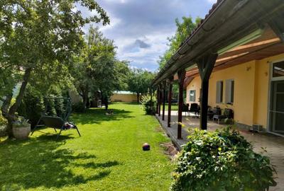 Casa cu 4 camere, terasa acoperita, curte de 700 mp, zona - 3