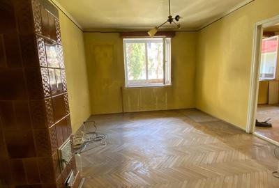 Apartament cu 2 camere pentru renovare Horea Semicentral