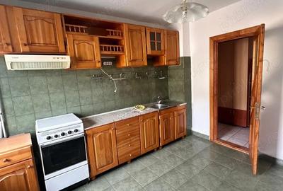 De vanzare 3 camere zona BL Roman Musat , etaj intermediar, 2 bai, boxa , 67000 euro