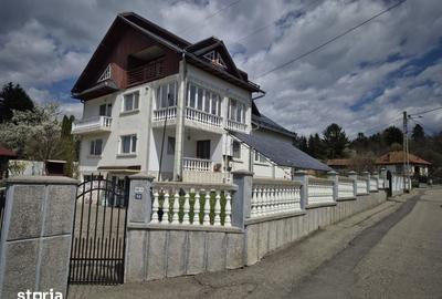 Casă cu 5 camere cu Teren 2011 Mp în Central - 2