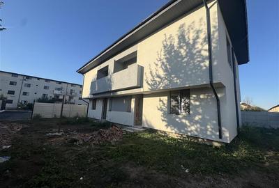 Casă cu 4 camere cu Canalizare în Central