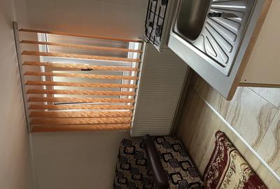 Inchiriez o camera cu baie - 2