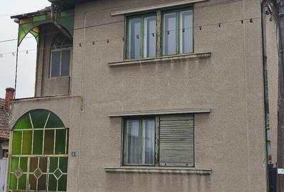 Casă cu Teren 1886 Mp în Central - 2