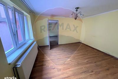 Casă cu 4 camere cu Teren 292 Mp în Central - 1