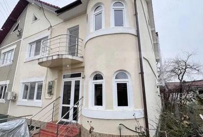 Casă cu 9 camere cu Teren 640 Mp în Central