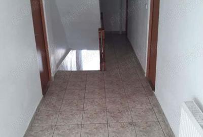 Casă cu 6 camere în Lupeni