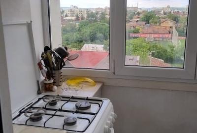 Apartament cu 3 camere semidecomandat, mobilat în 9 Mai - 13