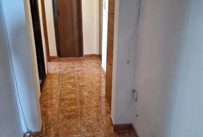 Proprietar. 3 decomandate. 57 mp. Bacau .str Bucegi 117. Prer 50000 euro - 2