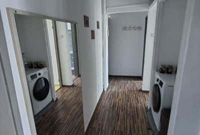 Apartament cu 3 camere semidecomandat în Central
