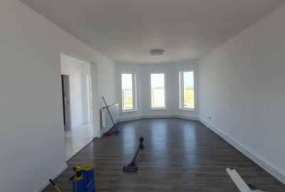 Casă cu 5 camere cu Teren 360 Mp în Șimnicu de Sus
