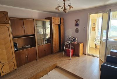 Garsonieră decomandată în Far