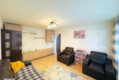 Apartament cu 3 camere semidecomandat în Craiovița Nouă