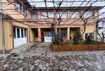 Casă cu 10 camere decomandat cu Canalizare în CET