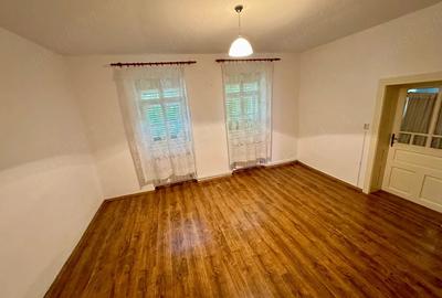 Casă cu 5 camere cu Teren 900 Mp în Central