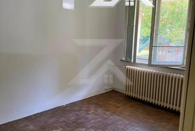 Apartament cu 3 camere semidecomandat în Rovine