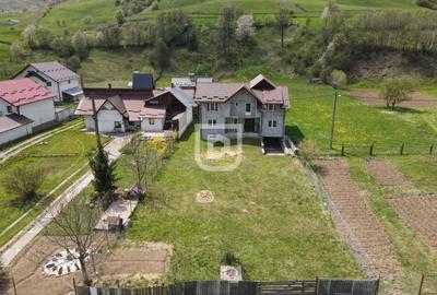Casă individuală cu 8 camere cu Canalizare în Periferie