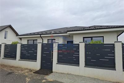 Casă individuală cu 4 camere cu Canalizare în Domnești