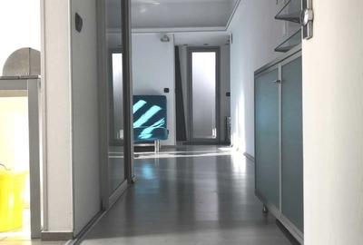 Apartament cu 3 camere semidecomandat în Gara de Nord