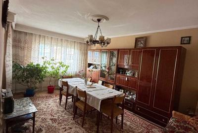 Apartament cu 3 camere decomandat în Găvana