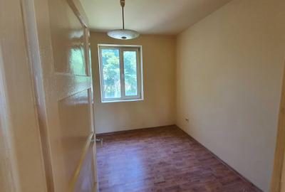 Apartament cu 3 camere decomandat în Răcari - 2