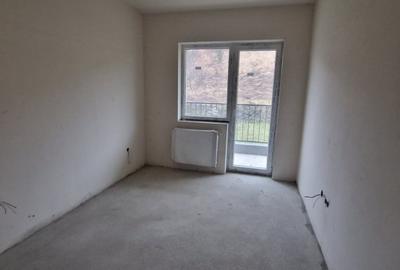 Apartament cu 3 camere semidecomandat în Florești