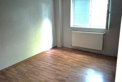Apartament cu 3 camere decomandat în Obor