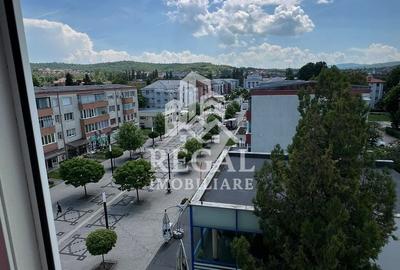 Apartament cu 3 camere semidecomandat în Central