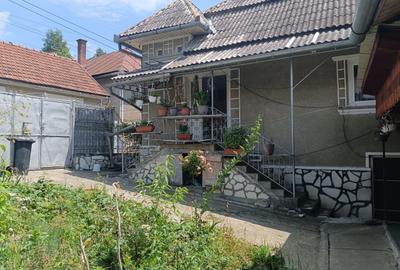 Casă cu 4 camere în Central