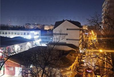 Apartament cu 3 camere semidecomandat în Tei
