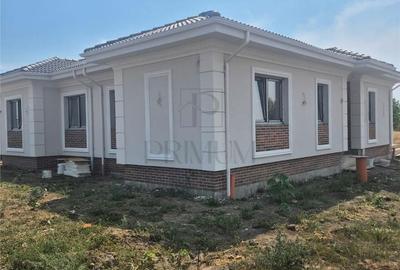 Casă cu 3 camere în Moșnița Nouă