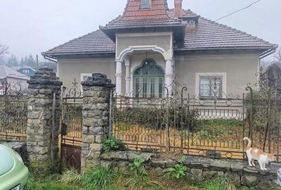 Casă cu 5 camere cu Teren 2000 Mp în Runcu