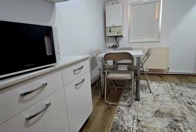 Apartament cu 3 camere decomandat în Micro 11