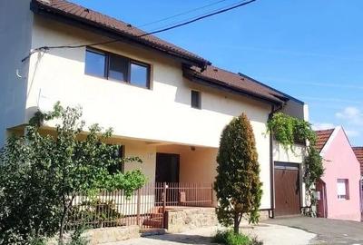 Casă cu Teren 200 Mp în Central