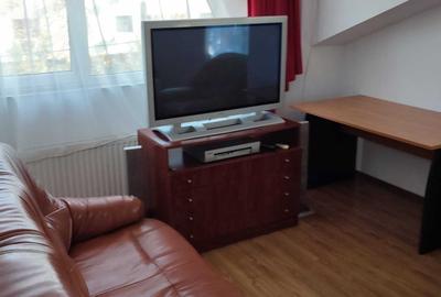 Apartament cu 3 camere decomandat în Exterior Vest