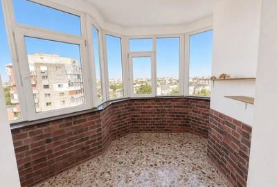 Apartament cu 3 camere decomandat în Trocadero