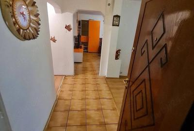 Apartament cu 3 camere decomandat în Crihala