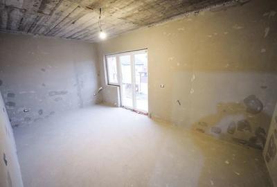 Casă cu 8 camere cu Teren 265 Mp în Romanești
