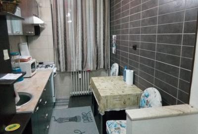 Apartament cu 3 camere semidecomandat în Teiul Doamnei