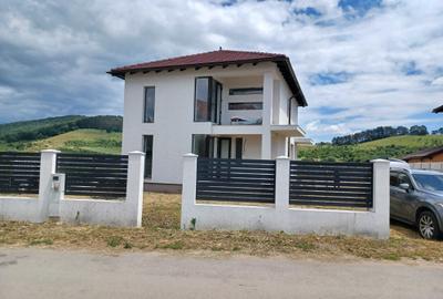 Casă cu 4 camere în Sânpetru - 2
