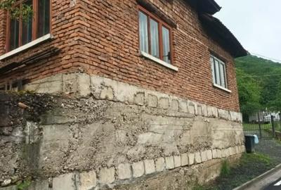 Casă individuală cu 2 camere cu Teren 850 Mp în Vețel