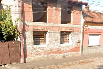 Casă cu 7 camere cu Teren 375 Mp în Central