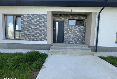 Casă cu 4 camere cu Teren 400 Mp în Domnești
