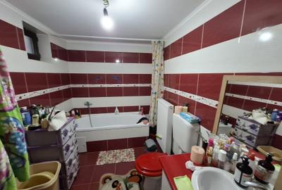 Casă cu 4 camere în Lacu