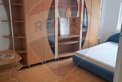 Apartament cu 3 camere, mobilat în Central