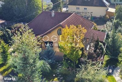 Casă cu 4 camere decomandat în Central
