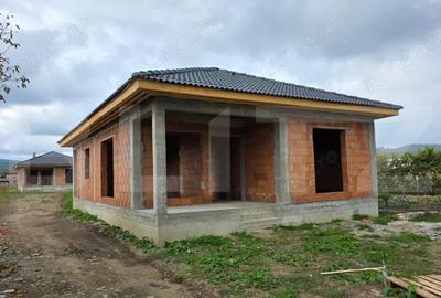 Casa pe un nivel, 3 camere, 100 mp ?i teren generos de 500 mp - zona Unirea - 11