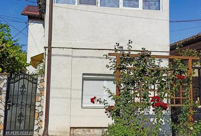 Casa de vanzare (schimb cu casa mai mica ?i curte mai mare )aproape de biserica Sfantul Gheorghe