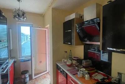 Apartament cu 3 camere decomandat, mobilat în Central