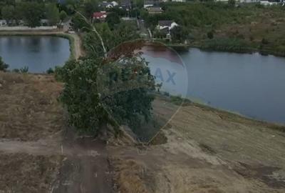 Teren Intravilan de Vanzare - 5.000 mp cu Deschidere la Lac. - 3