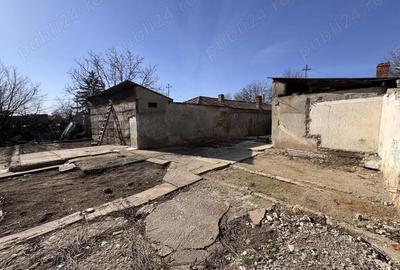 Casă cu Teren 490 Mp în 23 August - 1
